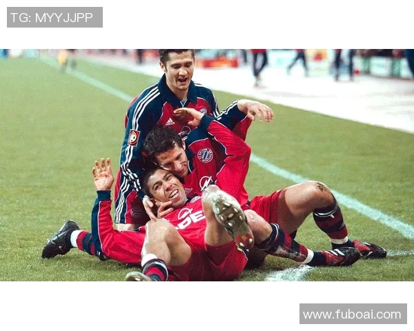 黑黄风暴与红色王朝的欧冠决斗 战术较量与荣耀之争 黑黄风暴与红色王朝的欧冠决斗 战术较量与荣耀之争