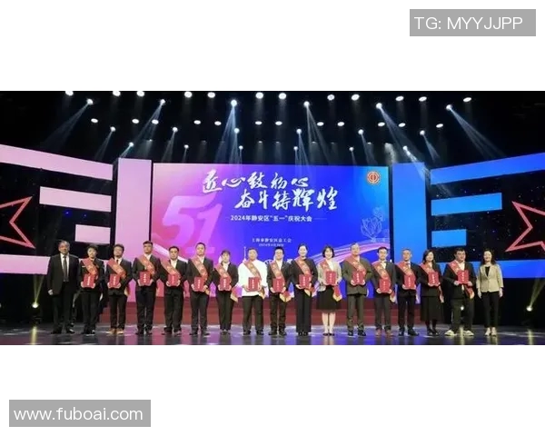 以奖杯为象征展现荣誉与奋斗精神的辉煌历程与未来展望